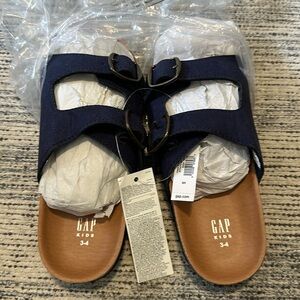 GAP Kids size 3/4 Boys Sandals
